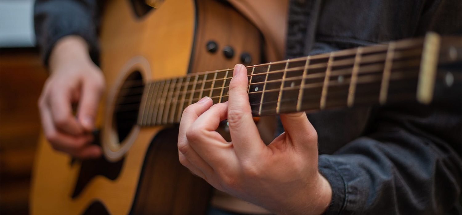 GuitarLessonsIntermediate_Hero